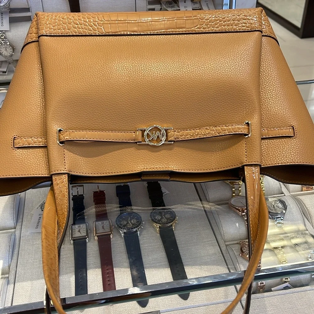MICHAEL KORS
Reed Large Leather Belted Satchel Shoulder Tote Handbag
Deer NWT - Picture 5 of 16